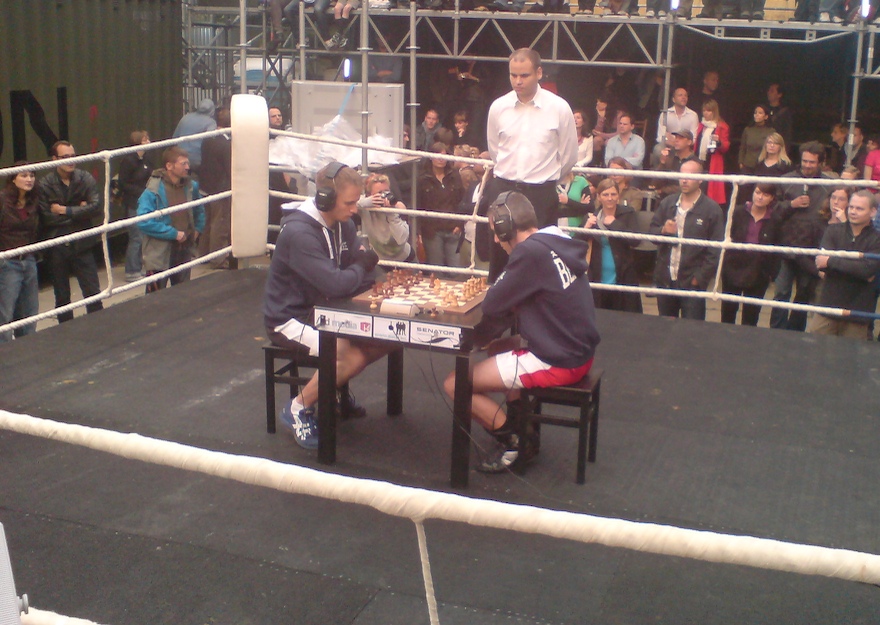 un arbitre et deux participants au chess boxing